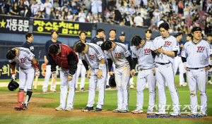 우승세리머니 꿈꿨는데... 충격의 3연패에 PS 출정식도 못했다. 쓸쓸했던 1위팀의 시즌 최종전[잠실 현장]