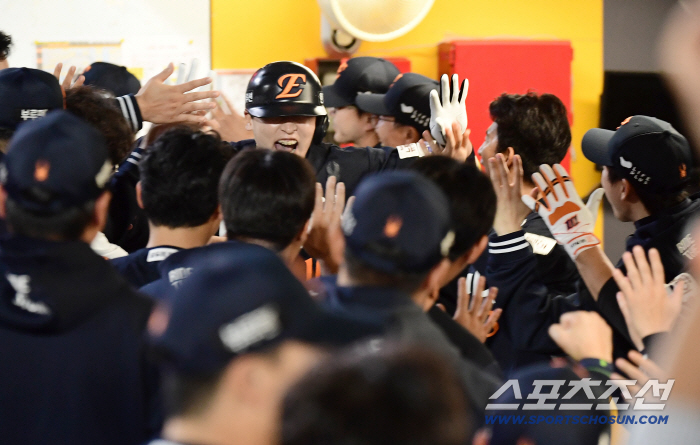 LG 우승! SSG 신인이 초대형 사고 쳤다…최종전 이보다 극적일까. 9회말 2사 한화에 극적 '끝내기 승리'