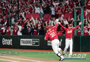 LG도, 만원 홈관중도 모두 웃었다…야구는 9회말 2사부터 