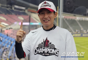 검지 든 LG 최초 두번 우승 염갈량의 함박웃음 