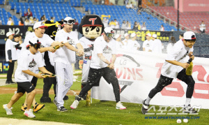 '드라마틱한 우승' 눈시울 붉힌 염경엽 감독 향해 샴페인 뿌린 김현수, 주장 박해민도 웃었다[잠실 현장]