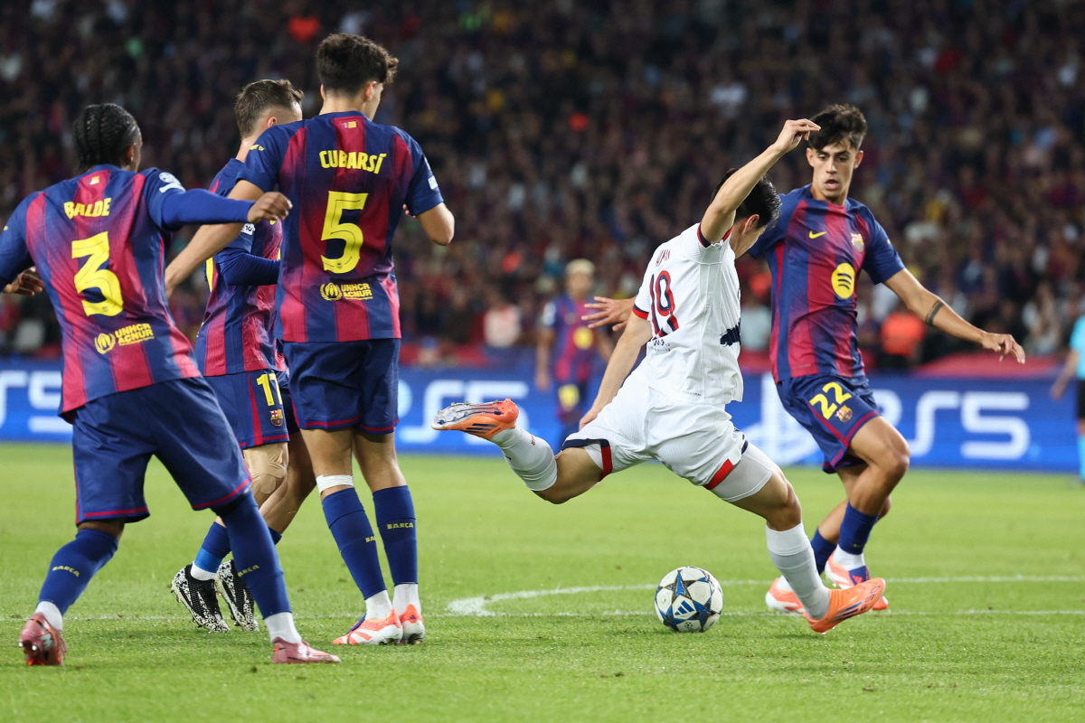 [UCL리뷰]'이강인 투입 3분만에 골대 강타' PSG, 바르샤 원정 2…