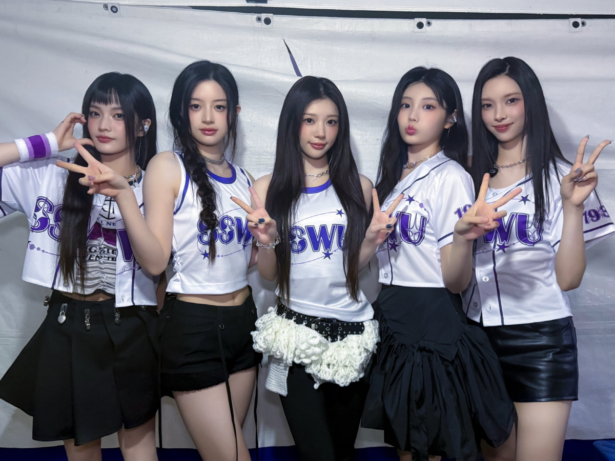 아일릿, 폭우 뚫은 캠퍼스 무대…관객 떼창에 현장 '열광'