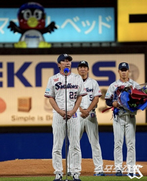 원정팀 감독이 갑자기 스크린에 등장, 사퇴 발표 레전드를 위한 '서프라이즈', 사령탑을 품위있게 떠나보내는 법[민창기의 일본야구]