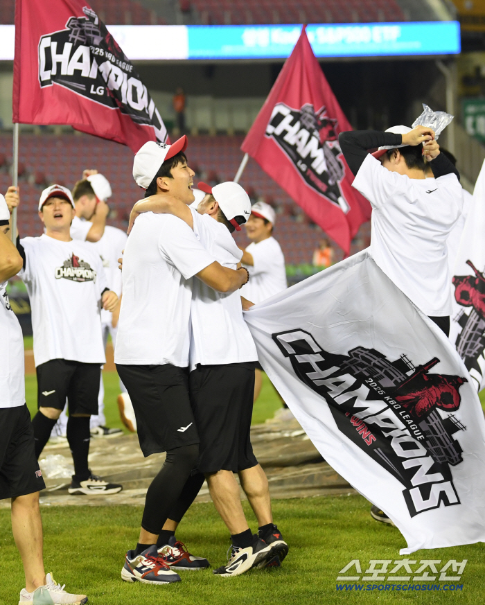 선수도 돌아오고 팬들도 돌아오고... SSG가 쏜 홈런 두방에, 혼돈과 환희의 잠실[잠실 현장]