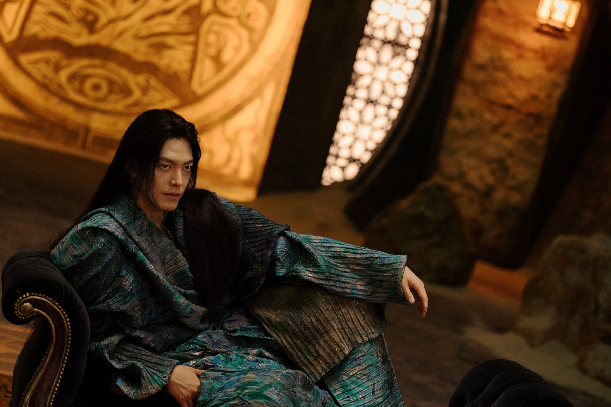 "김우빈 얼굴이 설득력이다"…'다 이루어질지니' 김우빈, 장발 지니 논란…