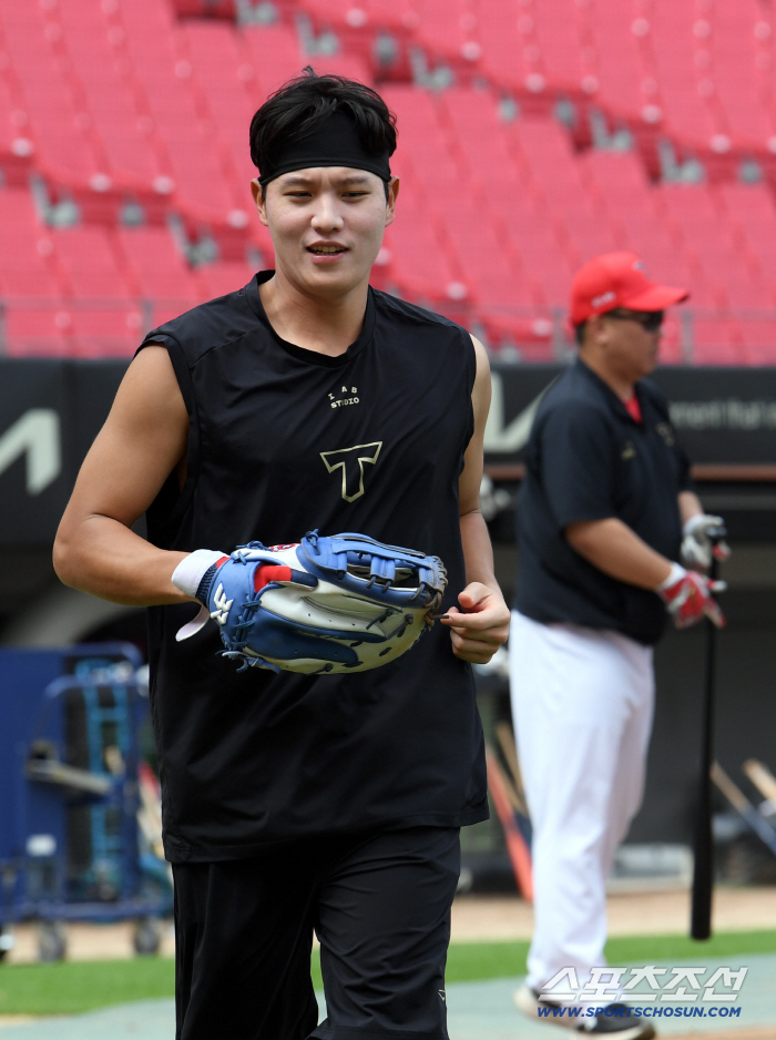 '와 215.9배 미쳤다' KIA 2군 선수의 기적, 유니폼 판매량 폭등…33홈런 외국인까지 밀어낼까