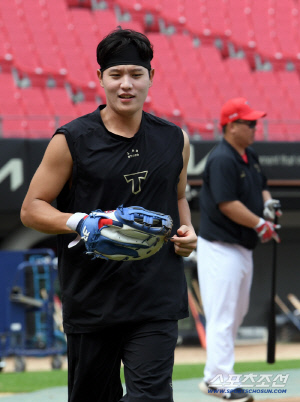 '와 215.9배 미쳤다' KIA 2군 선수의 기적, 유니폼 판매량 폭등…33홈런 외국인까지 밀어낼까