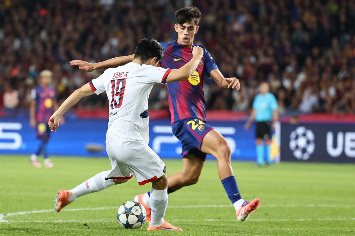 '천재' 이강인을 에워싼 7명의 바르셀로나 선수들…길이 남을 '축신짤' …