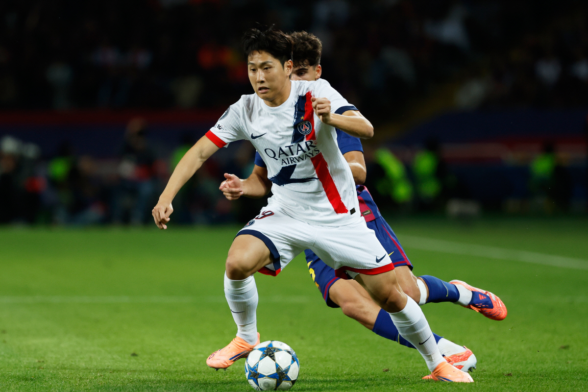 '천재' 이강인을 에워싼 7명의 바르셀로나 선수들…길이 남을 '축신짤' …