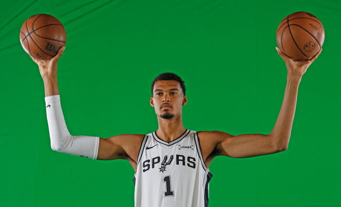 "올 여름 나처럼 훈련한 선수는 없다!" 괴물신예 웸반야마의 특별한 출사표. 도대체 여름에 무슨 일이?