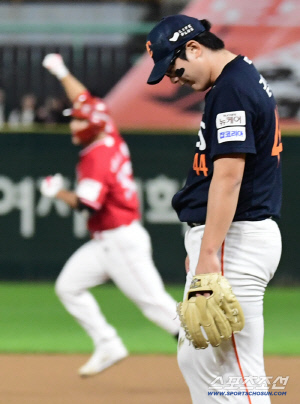 한화 울린 통한의 홈런...눈 감고 휘두를 게 뻔했는데, 김서현은 왜 한가운데 직구를 던졌을까