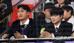 KT 1라운더 박지훈, 2억6000만원에 사인...야구 예능 출신 임상우는 8000만원