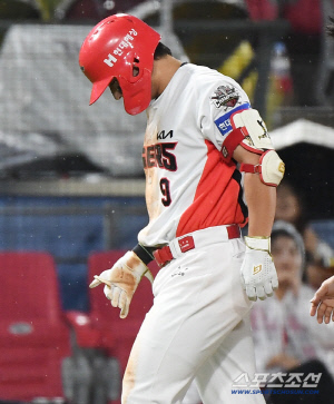 또 손가락이냐, 트라우마 생길라...KIA 윤도현, 슬라이딩 과정 부상으로 교체 [광주 현장]