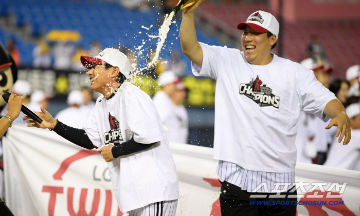 3위팀 감독도 힘 실어주는데…'역대 최초 역사' LG 감독 재계약, 여전히 신중한가