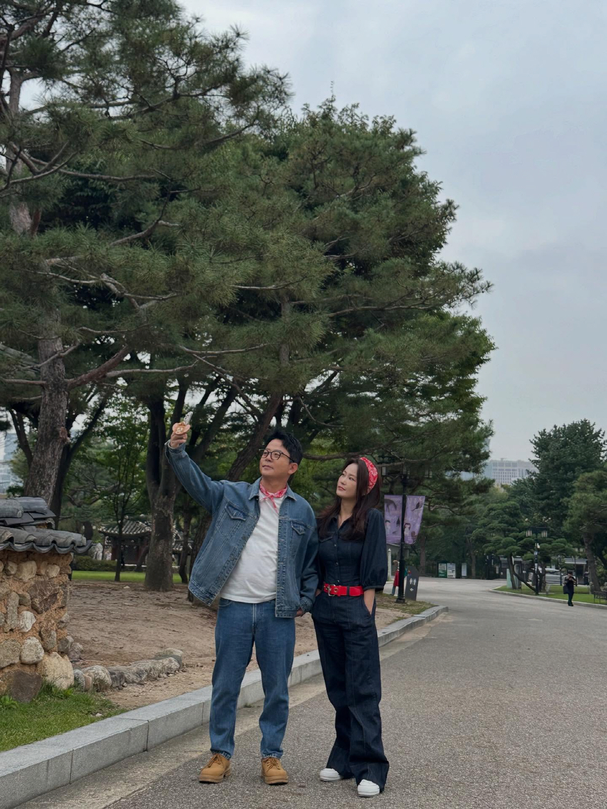 김준호♥김지민, 청청 커플룩 입고 달달 달고나 데이트 [SCin스타]