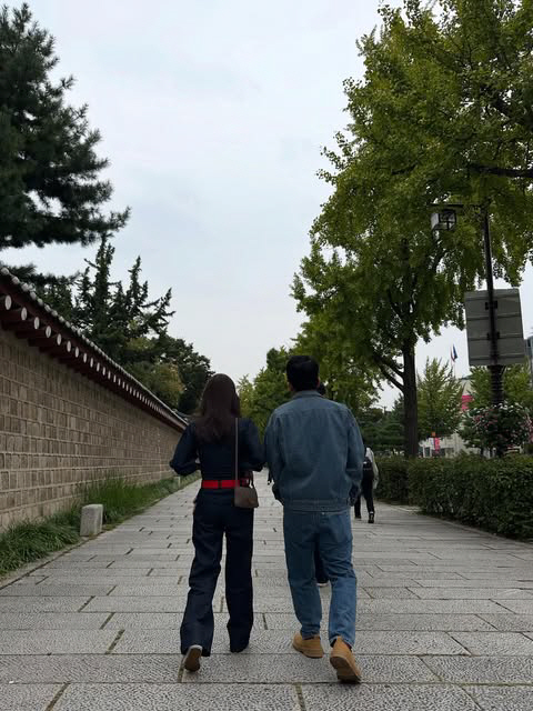 김준호♥김지민, 청청 커플룩 입고 달달 달고나 데이트 [SCin스타]