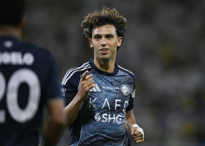 "韓 주장은 사우디 안 가" 손흥민 '초인적 인내심' 대단하네...'연봉 2900% 상승 못 참지' 중동 체질 제2의 호날두, 이달의 선수까지 차지