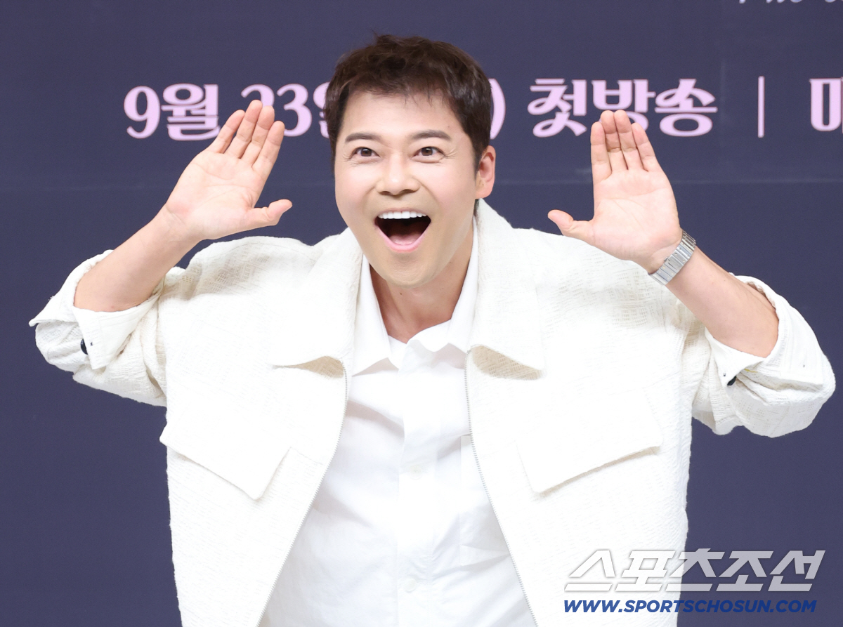 '고정 프로 10개' 전현무, 유재석 자리까지 넘본다..12년 만에 '런…