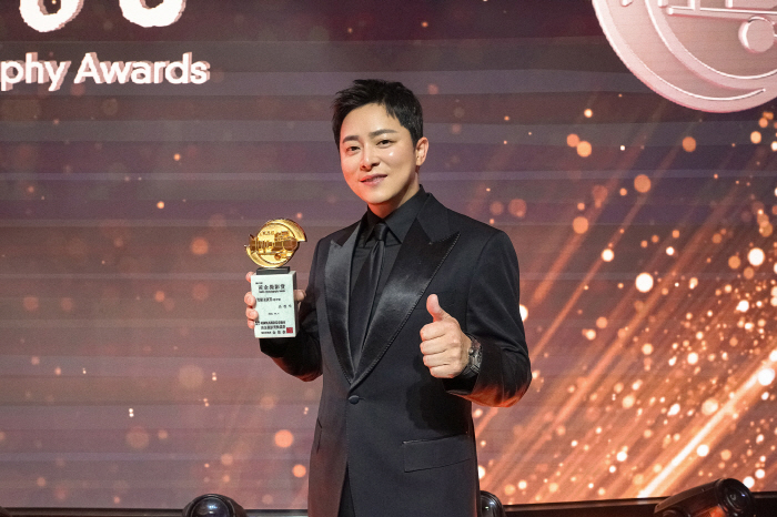 조정석, 흥행도 평판도 다 가졌다..황금촬영상 남우주연상 수상