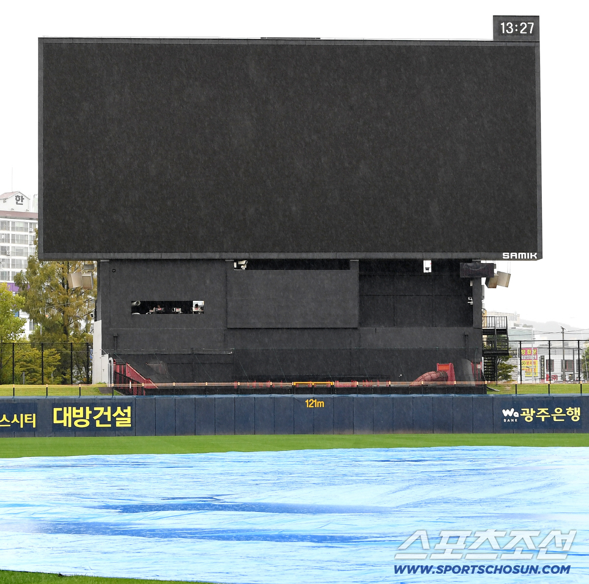 빗속 직관 대기, 삼성 팬들 뜨거운 팬심...광주 최종전 열릴 수 있나?…
