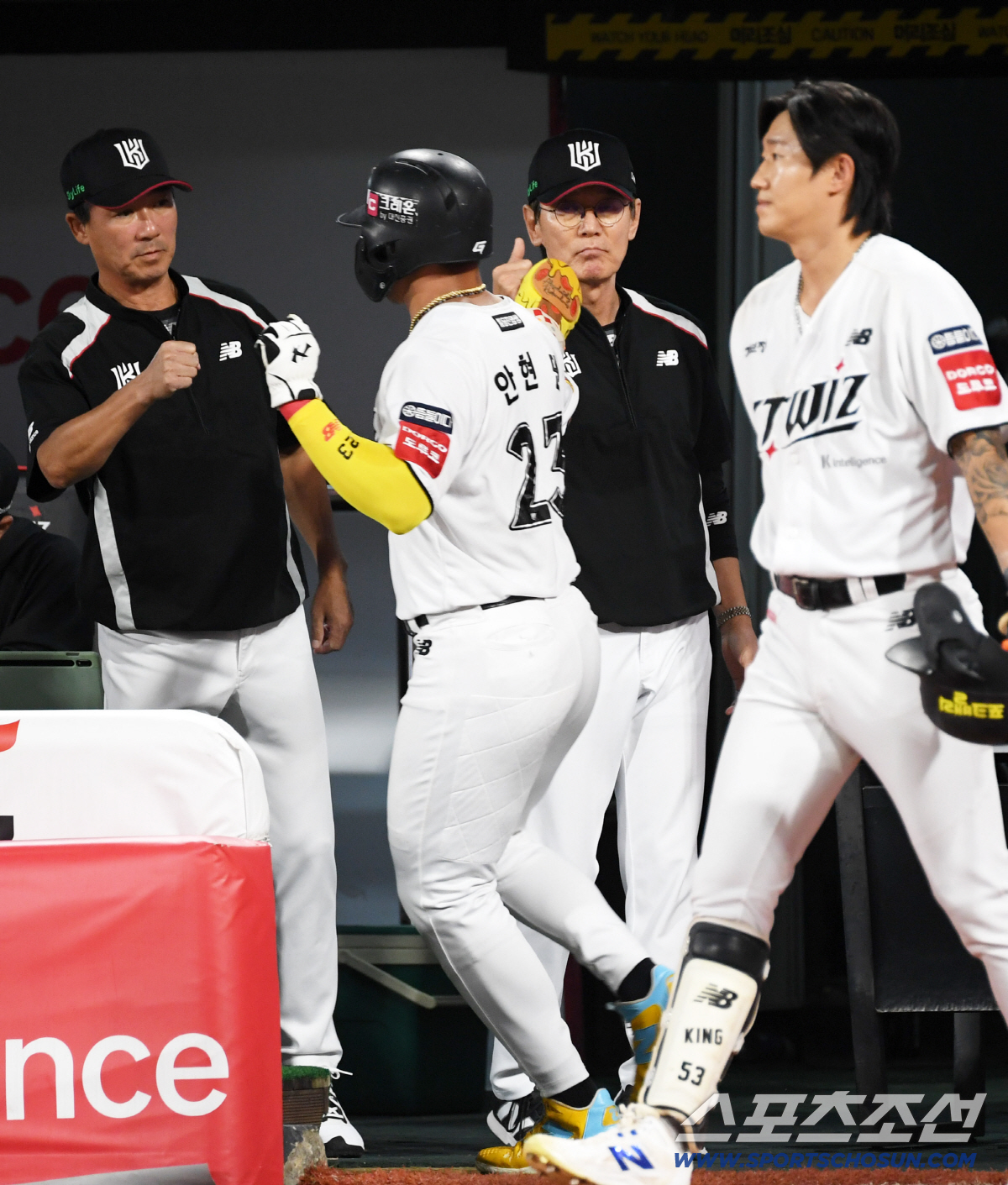 일단 이기고 보자! 안현민, 한화전 4타수 4안타면 타격왕 뒤집힌다 → …