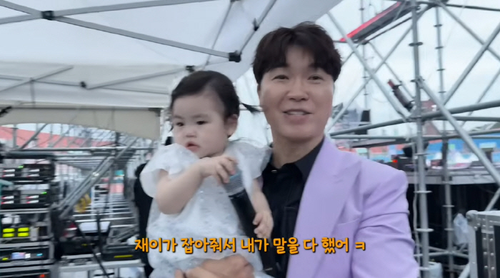 박수홍♥김다예, 11개월 딸 '타고난 끼'에 깜짝 "무대서 마이크 잡고 …