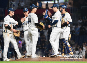 '5위 확정하나 직접 보자' 구름 관중 몰린 창원, 1만7983석 전석 매진[창원 현장]