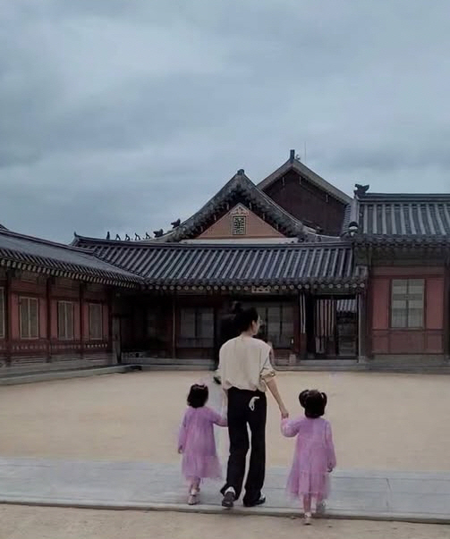 성유리, 훌쩍 자란 3세 쌍둥이 딸과 추석 나들이..요정 같은 세 모녀