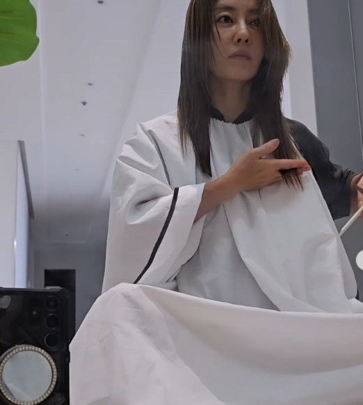미용사 된 이지현, '예약 폭주' 했다더니…바빠서 '셀프 컷트+염색'