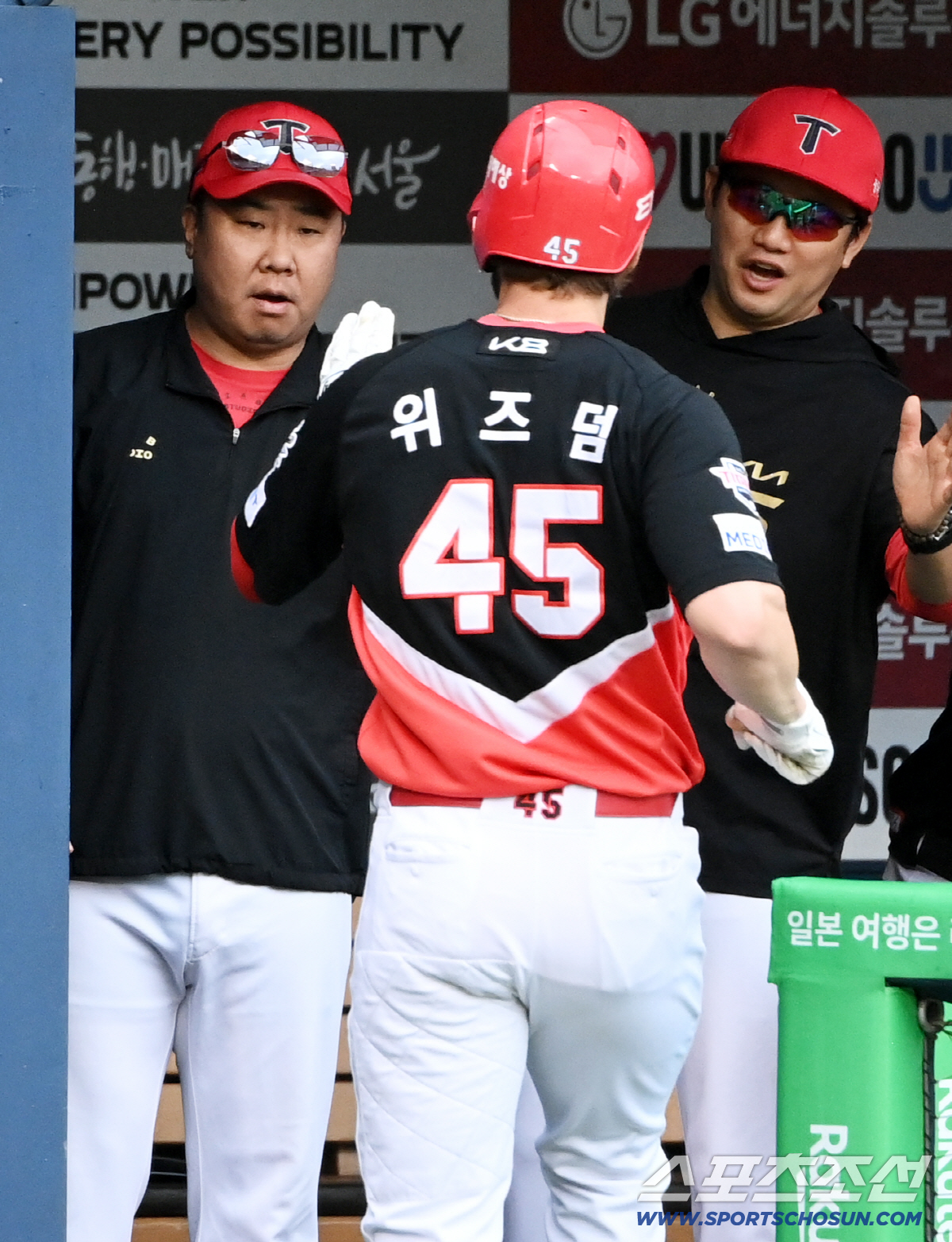 35홈런 치고 재계약 실패하나...0.236 타율보다 더 치명타가 있다,…