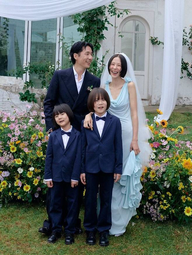 '재혼' 김나영, ♥마이큐 손 꼭 잡고 행복한 결혼식…두 아들과 남긴 가…
