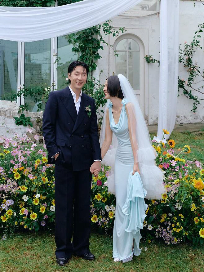'재혼' 김나영, ♥마이큐 손 꼭 잡고 행복한 결혼식…두 아들과 남긴 가…