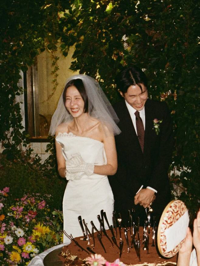 '재혼' 김나영, ♥마이큐 손 꼭 잡고 행복한 결혼식…두 아들과 남긴 가…