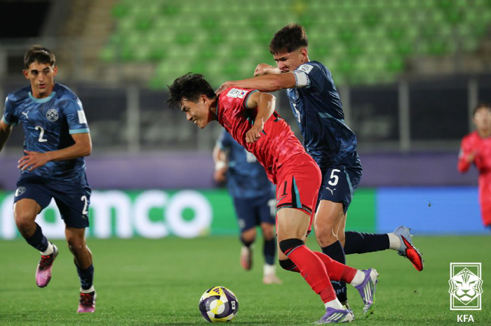 "韓 축구, 일본 덕분에 기적의 16강!" 승리와 함께 하늘 찌른 자신감…