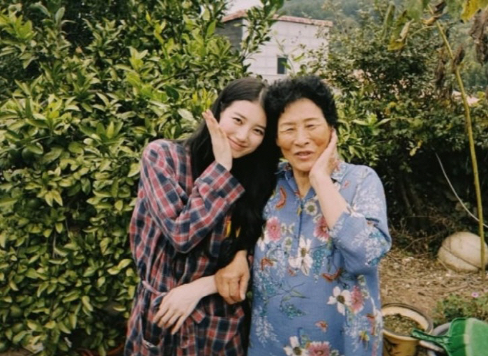 “리얼 오판금과 함께” 수지, 외할머니와 다정한 추석 인증샷[SCin스타…