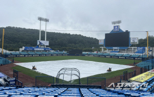 예보에 없는 비가, 계속 내린다...더 큰 구름이 몰려온다, 삼성-NC전 정상 개최 가능? [WC1 현장]