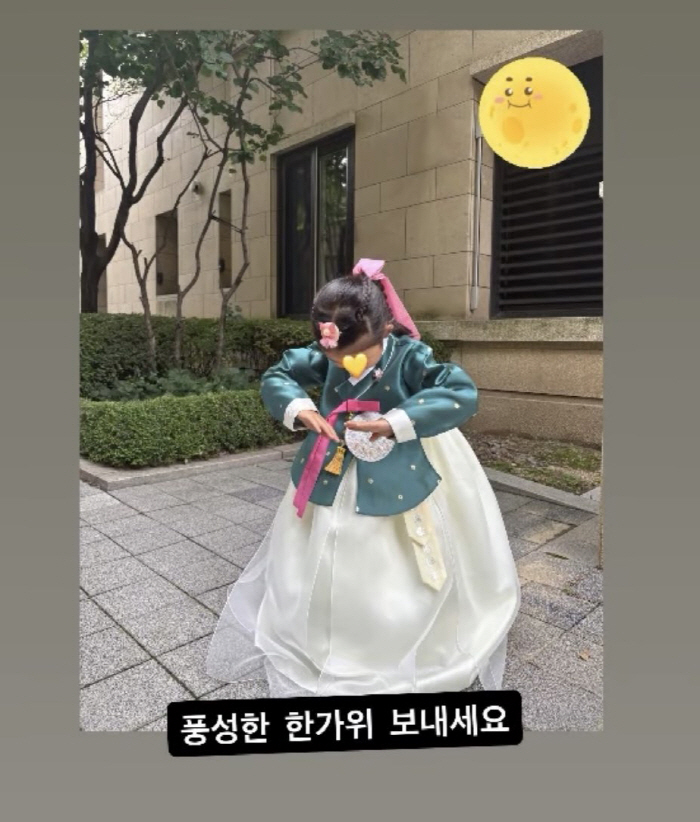 최지우, 5살 딸 한복 입히고 추석 나들이..“풍성한 한가위 보내세요”