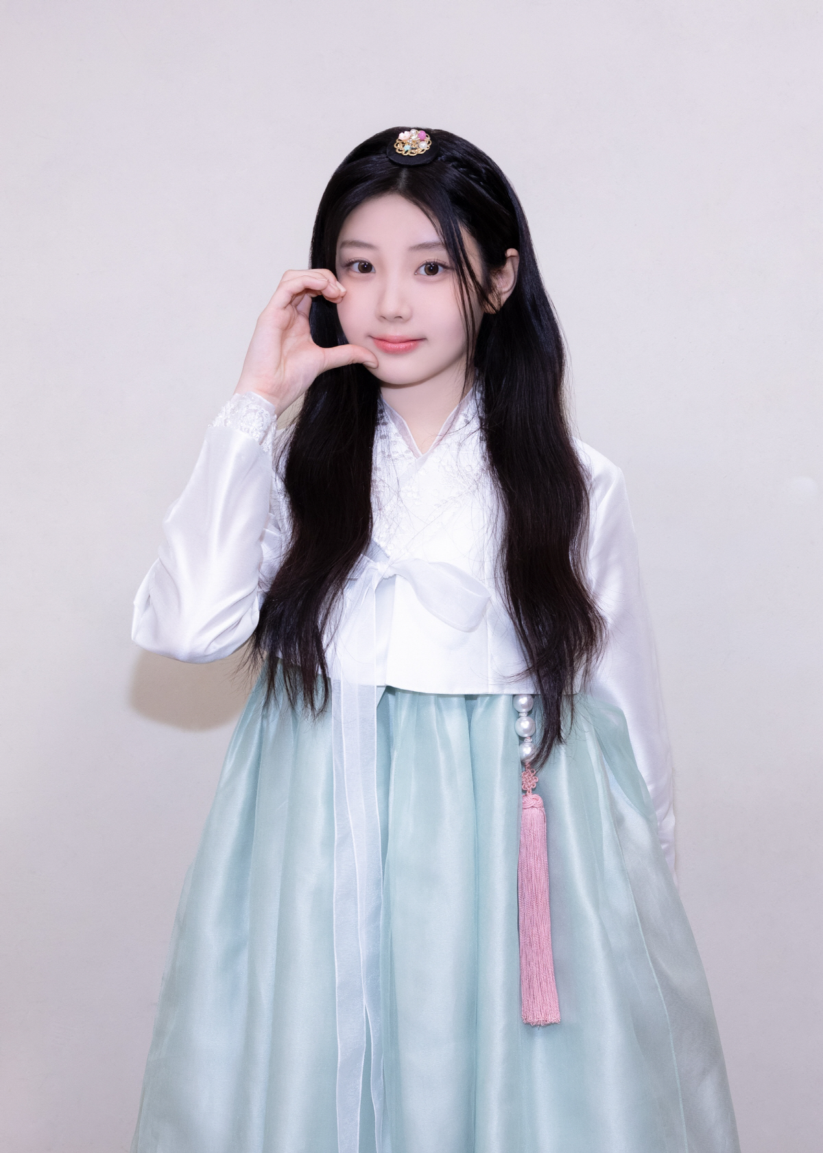 아일릿, 5인 5색 한복 맵시..“보름달처럼 마음도 밝게 빛나길”