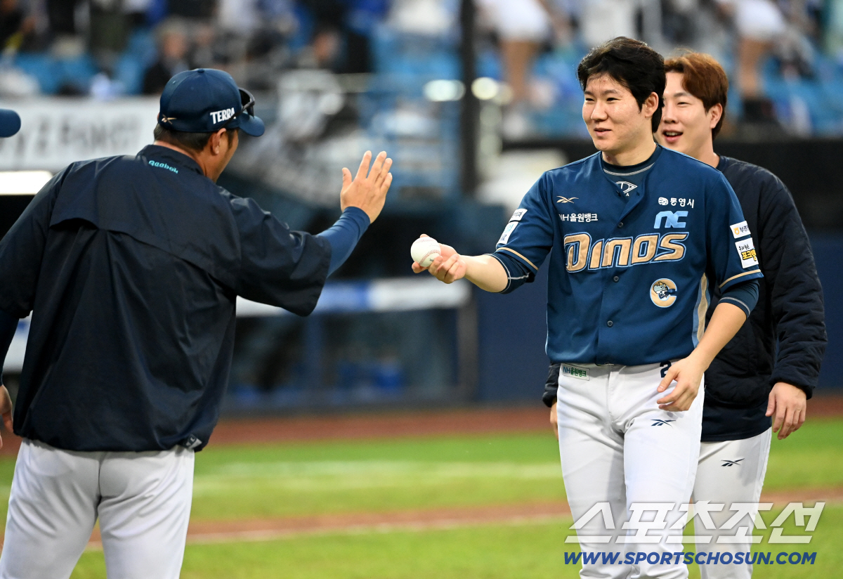 [포토] 박민우, 이호준 감독 가을 야구 첫 승 기념구!