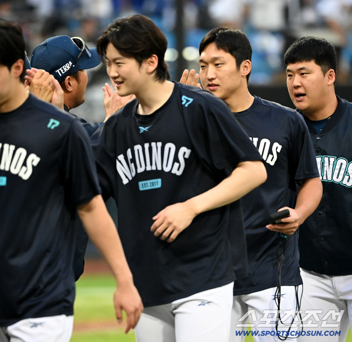 [포토] 구창모, 이호준 감독과 승리의 기쁨 만끽
