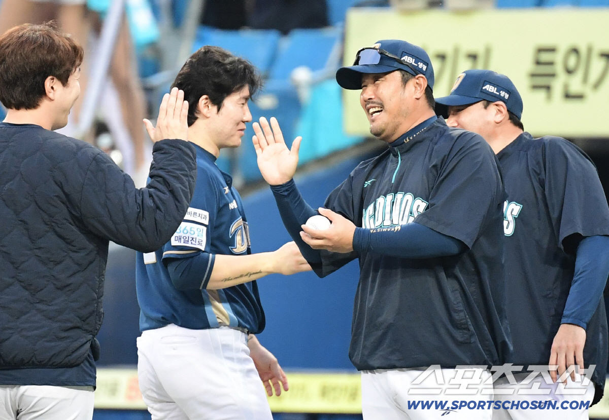 승리에도 웃지 못한 이호준 감독 "김형준 부상 걱정, 권희동-김휘집 포수…