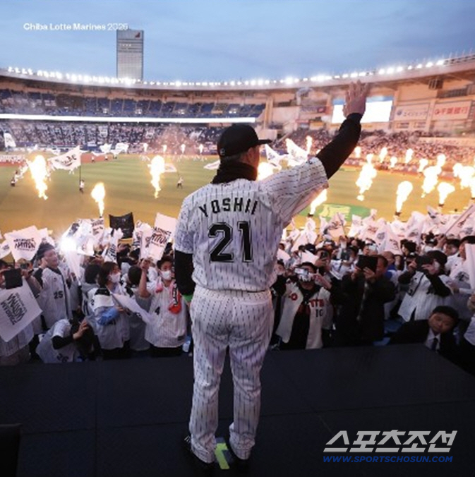 꼴찌팀의 정규시즌 최종전에 '2만9467명' 만원 관중, 사퇴 발표 요시…