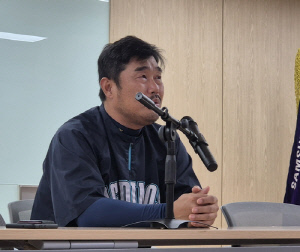 NC 포수 김형준, 손바닥 골절…감독은 고마움과 미안함에 눈물