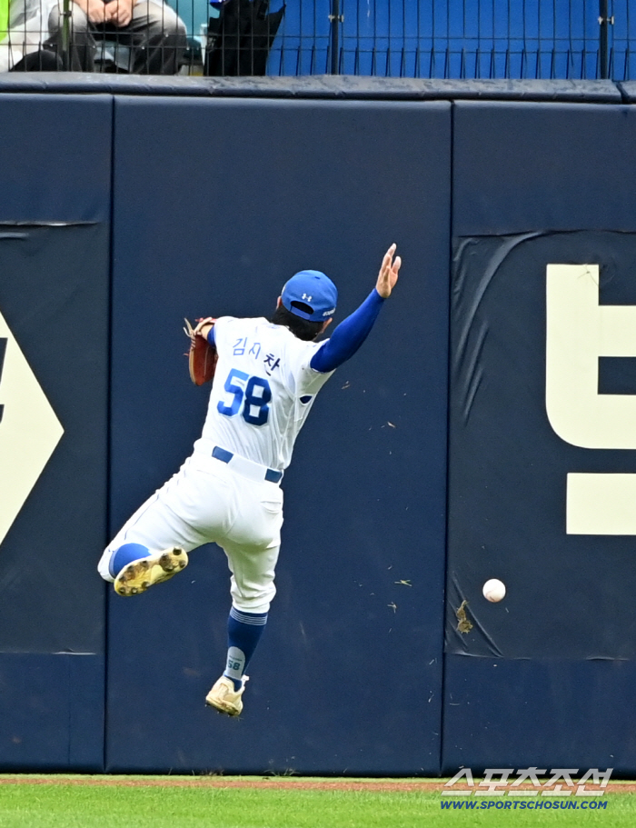 타구판단 미스 탓? 질퍽 그라운드 탓? '발야구 선봉' 선발 제외, 베테랑 외야수 투입 "답답한 흐름 변화 주기 위해"[WC2]