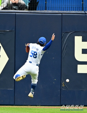 타구판단 미스 탓? 질퍽 그라운드 탓? '발야구 선봉' 선발 제외, 베테랑 외야수 투입 