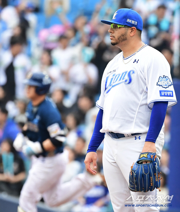 "뼈 부러진 손으로 홈런을?" 이런 괴력이 있나? 사령탑 눈물 짓게 한 헌신과 투혼[WC2]