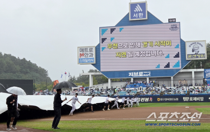 이틀 연속 매진, 야구 열기에 가을비 연일 시샘, 2차전도 45분 지연개시[WC2]