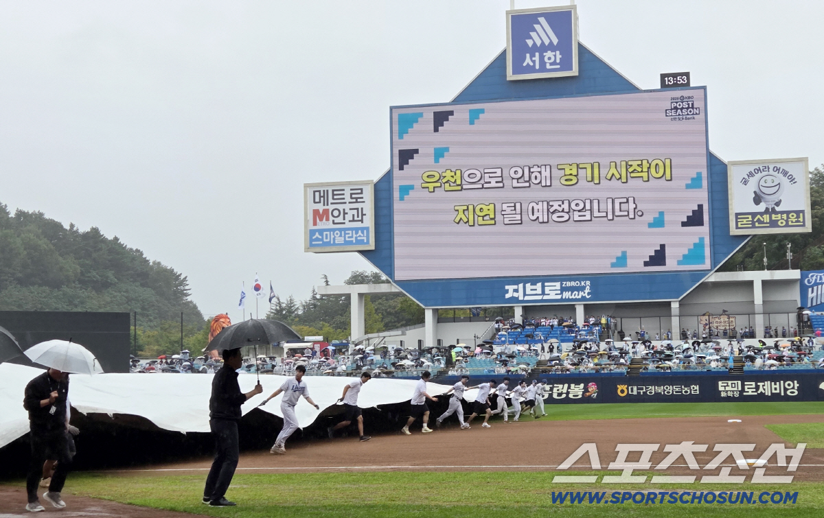이틀 연속 매진, 야구 열기에 가을비 연일 시샘, 2차전도 45분 지연개…