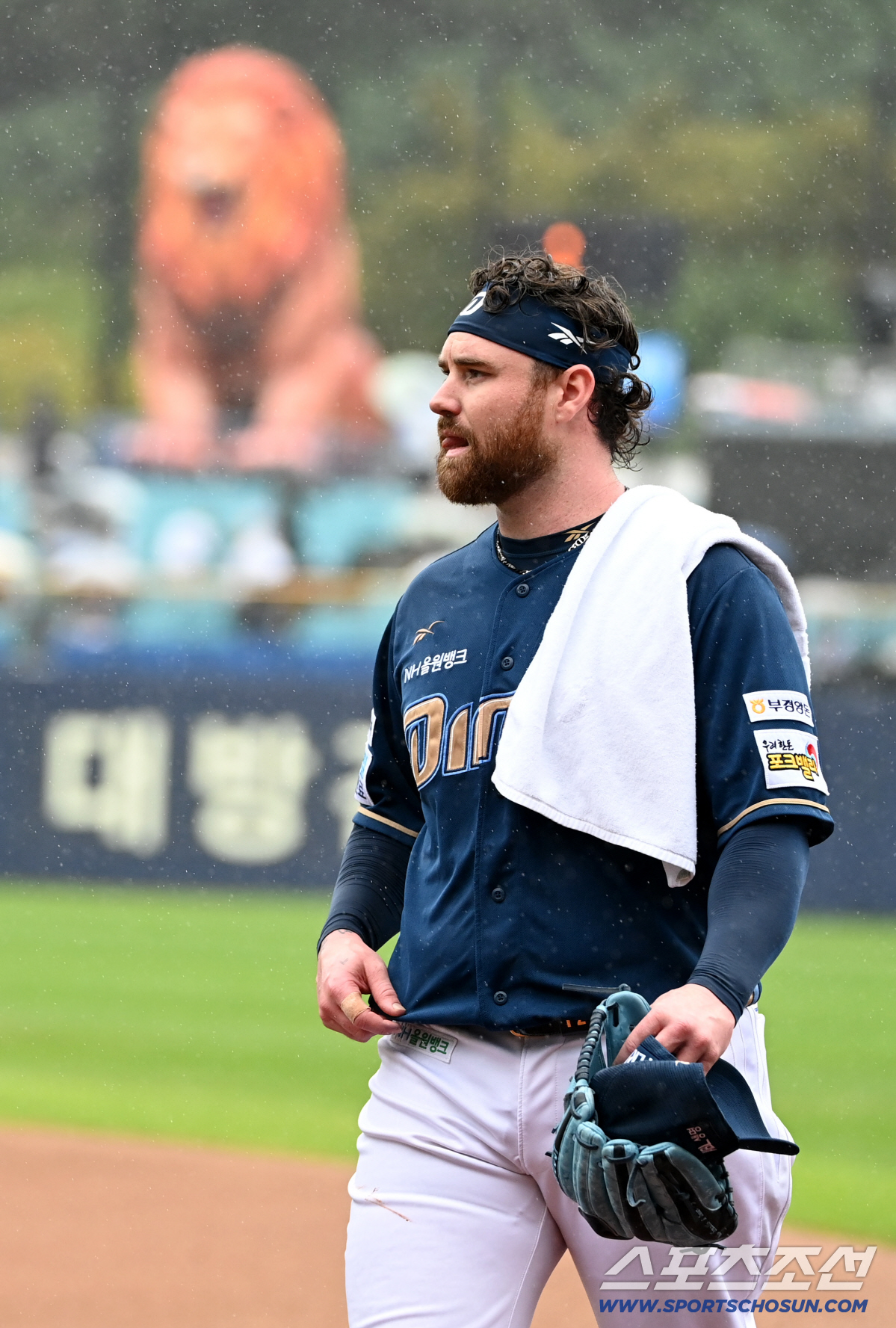 이틀 연속 매진, 야구 열기에 가을비 연일 시샘, 2차전도 45분 지연개…